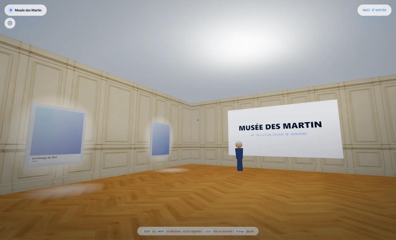 Le hall d’entrée d’un musée de démonstration, le « Musée des Martin », au style classique : souvenirs encadrés sur les murs lambrissés, titre du musée et petit personnage guide